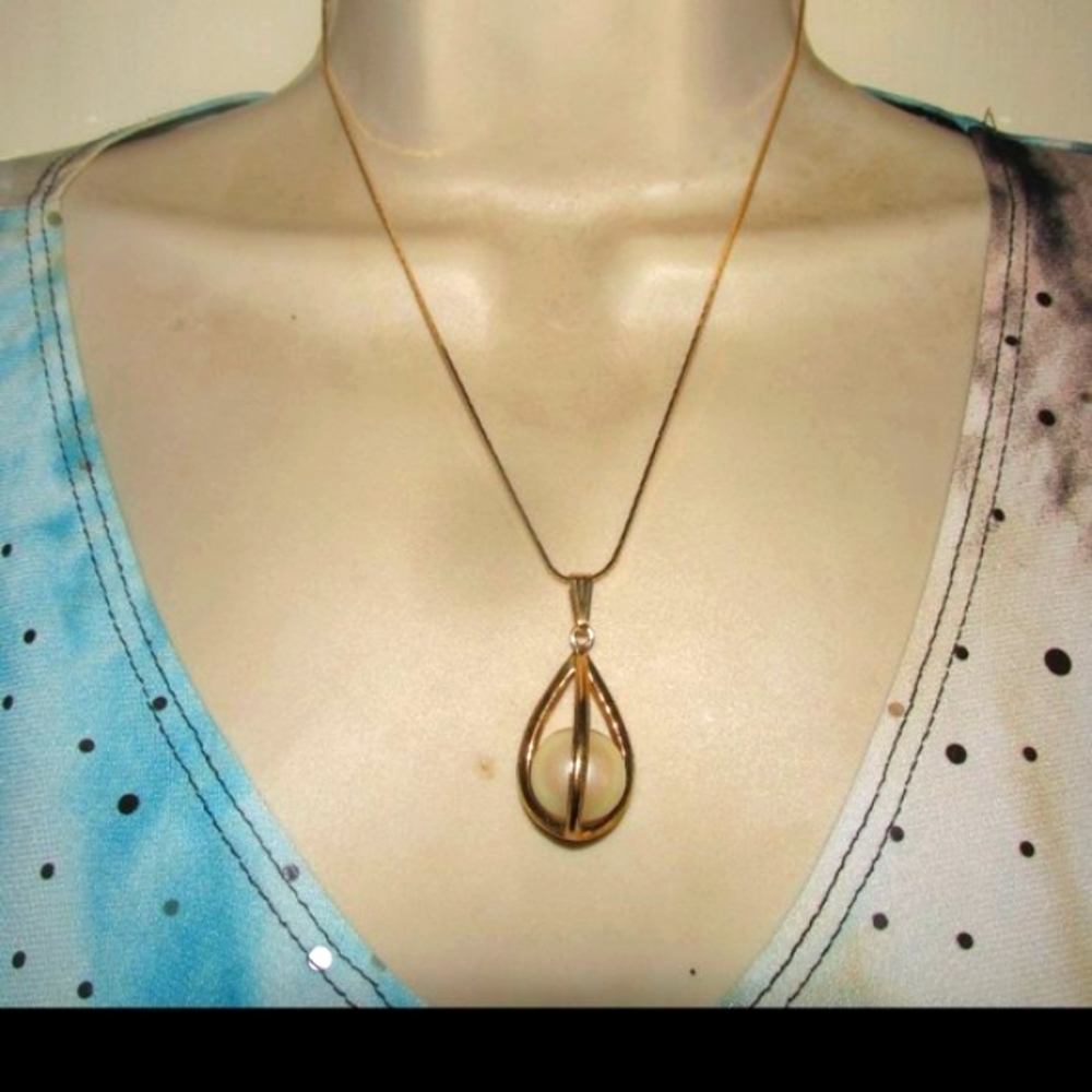 Vintage Gold-tone Chain Pearl Cradle Pendant Necklace